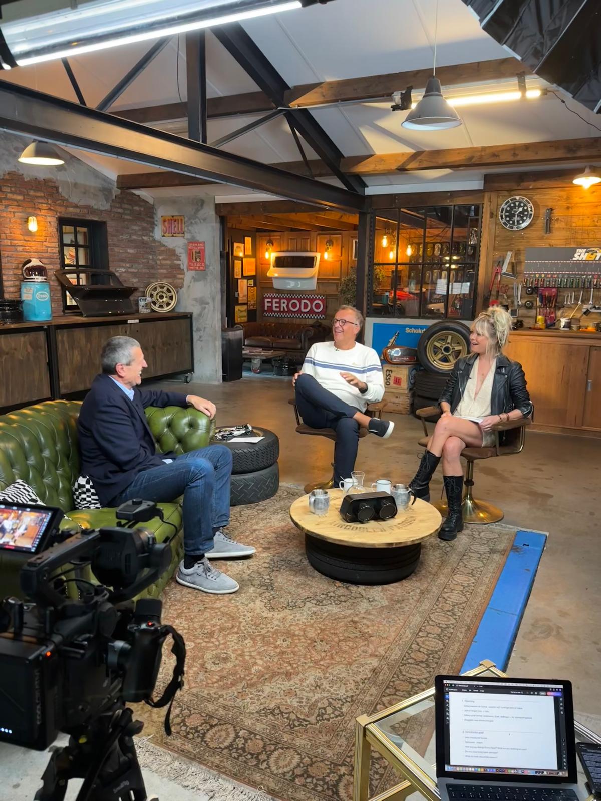 Guenther Steiner maakt een grapje bij Sylvana IJsselmuiden en Jack Plooij