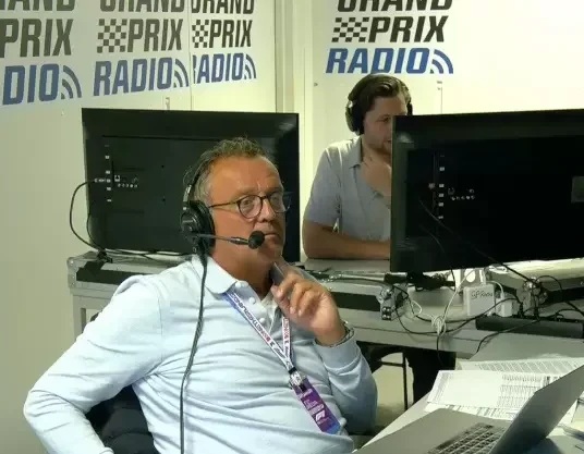 Jack Plooij in de studio van Grand Prix Radio