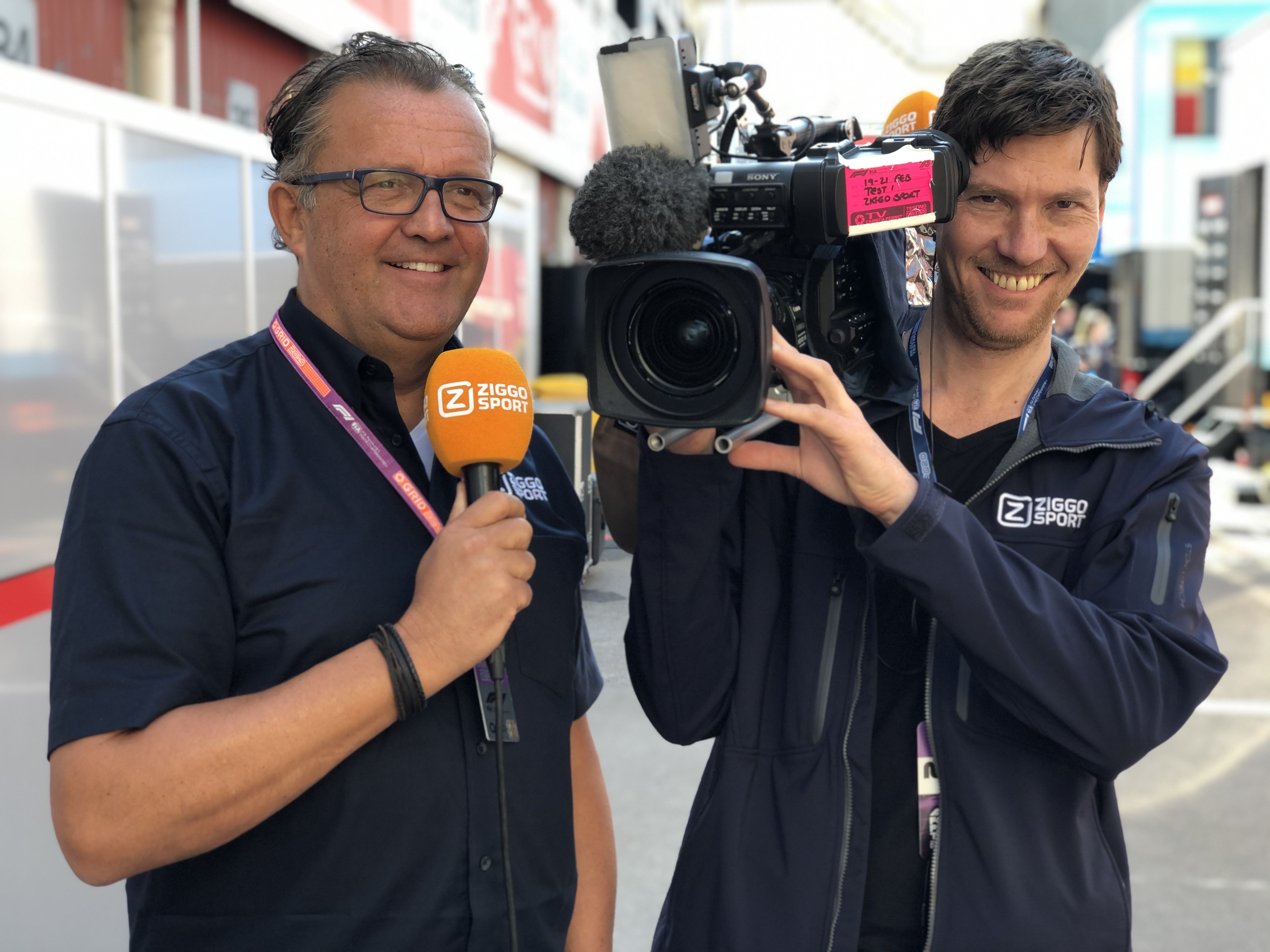 Jack Plooij in de paddock met z'n cameraman
