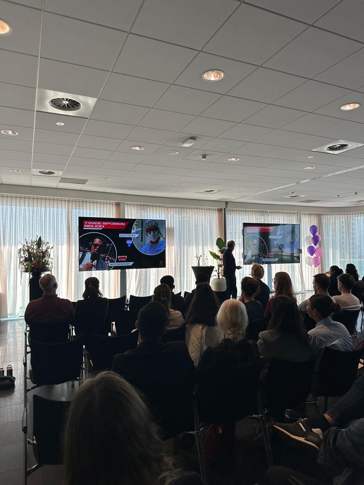 Jack Plooij als gastspreker op het podium