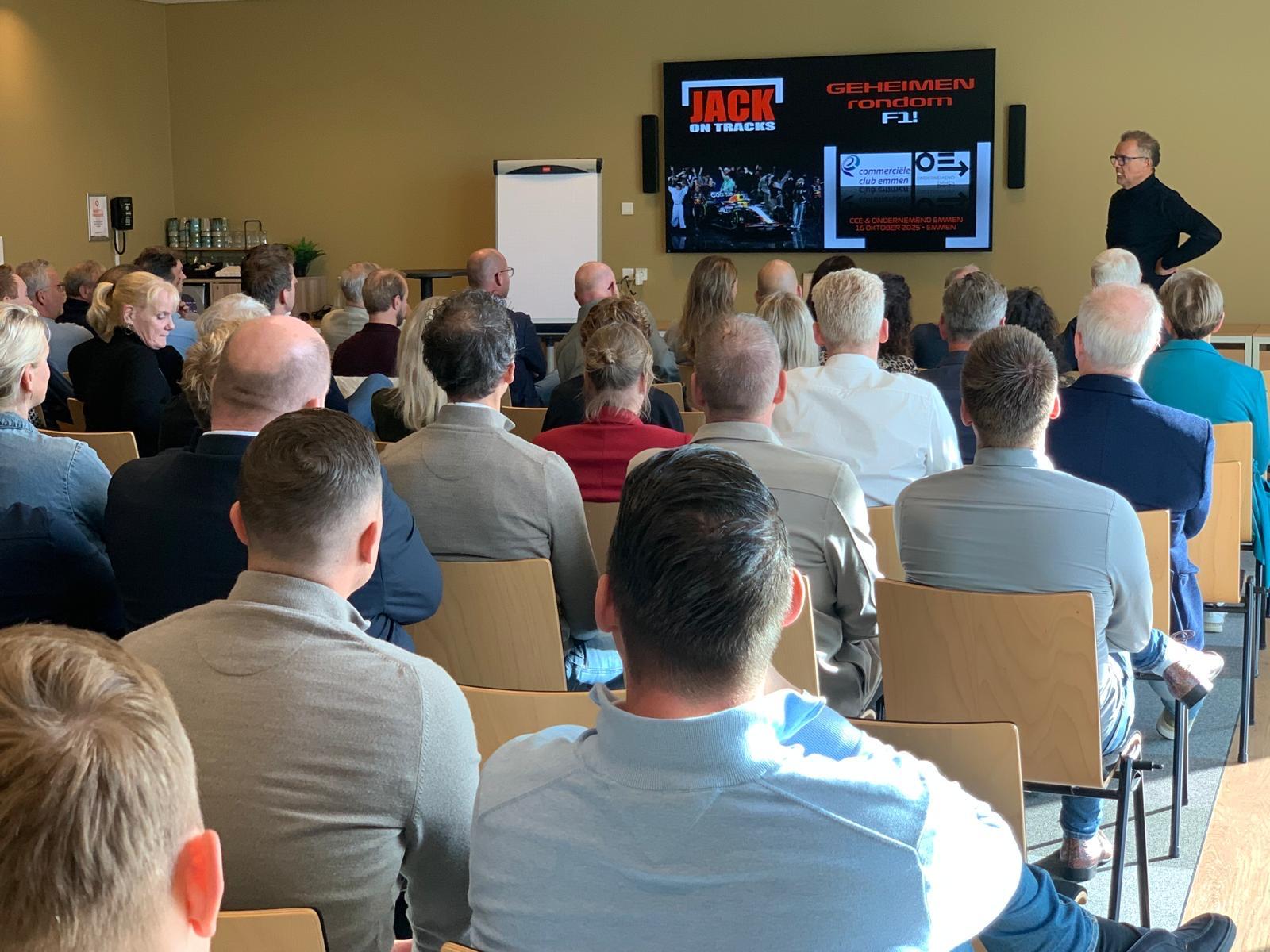 Jack Plooij tijdens een presentatie bij de Commerciele Club Emmen