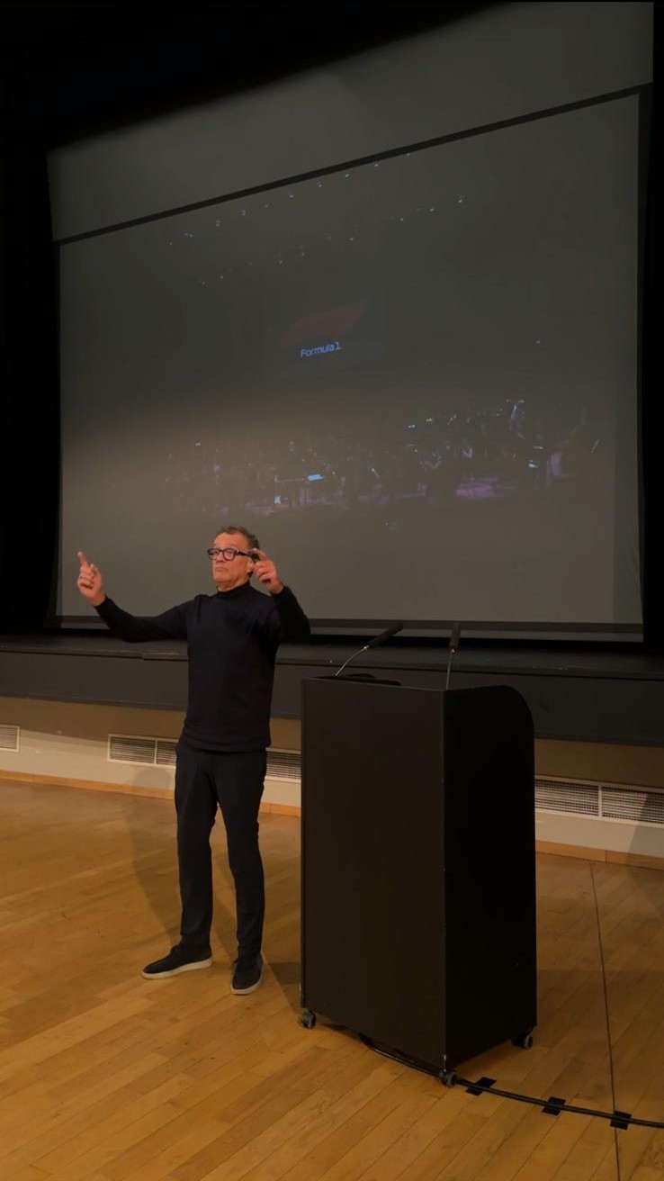 Jack Plooij tijdens een energieke F1 intro op het podium