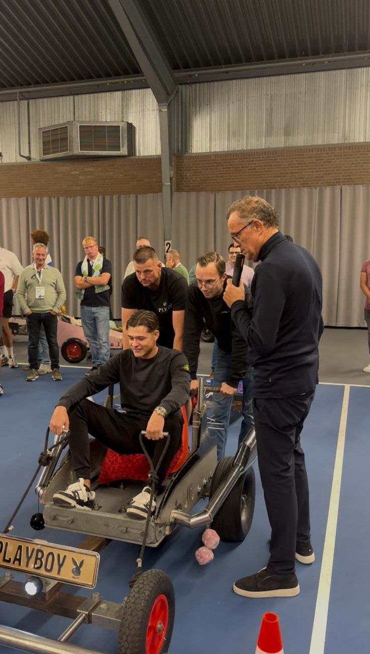 Jack Plooij bij een Mario Kart presentatie met de Playboy kart