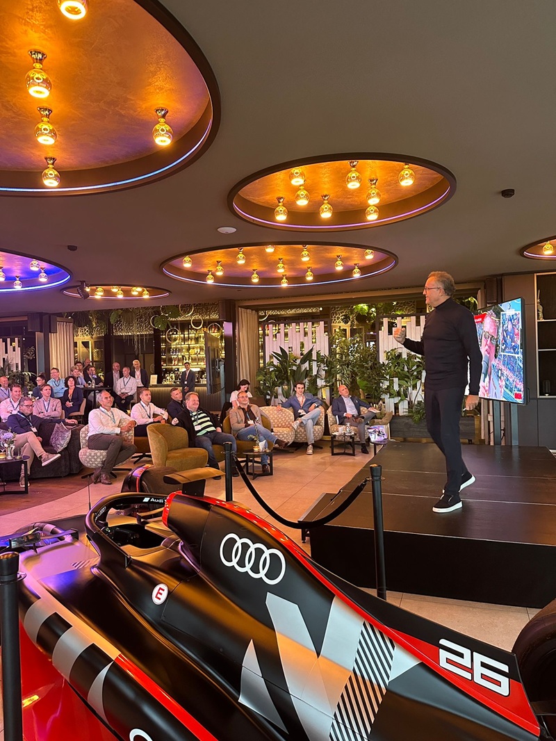 Jack Plooij op het podium tijdens een event van Audi