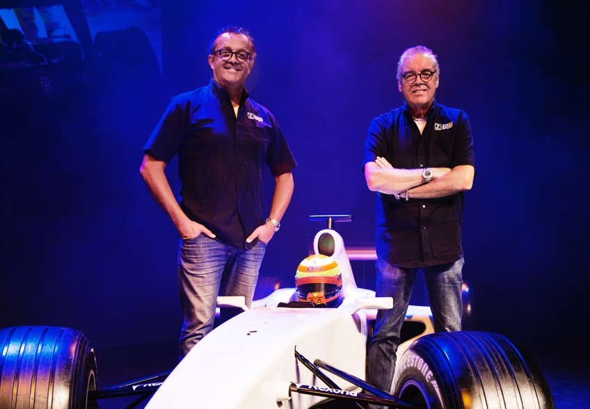 Theatershow over Formule 1 met groot scherm en publiek